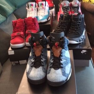 A collection of Jordans size 10